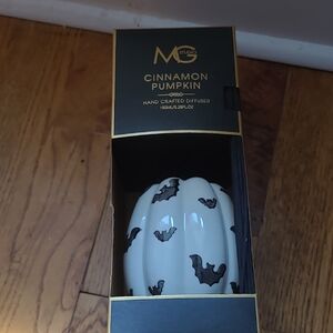 M.STUDIO Cinnamon Pumpkin Ceramic Diffuser - White